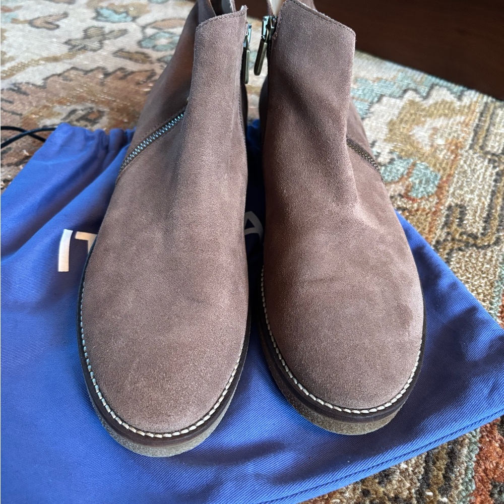 ITALEAU Tan Suede Waterproof Side Zip Booties Size 11/42 With Dust Bag - Picture 2 of 8